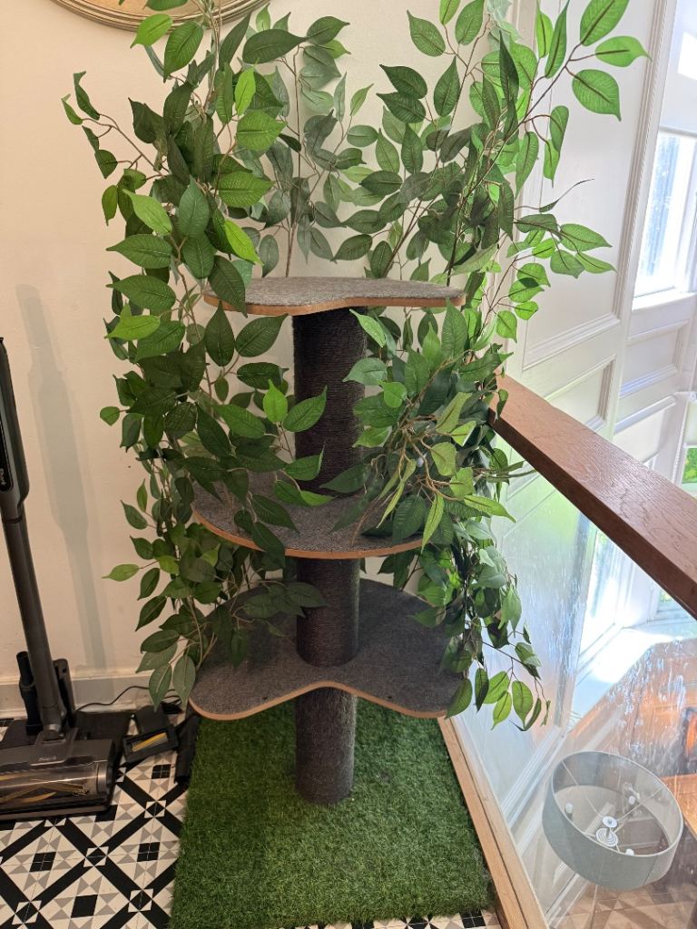 Cat scratching post with levels and leaves