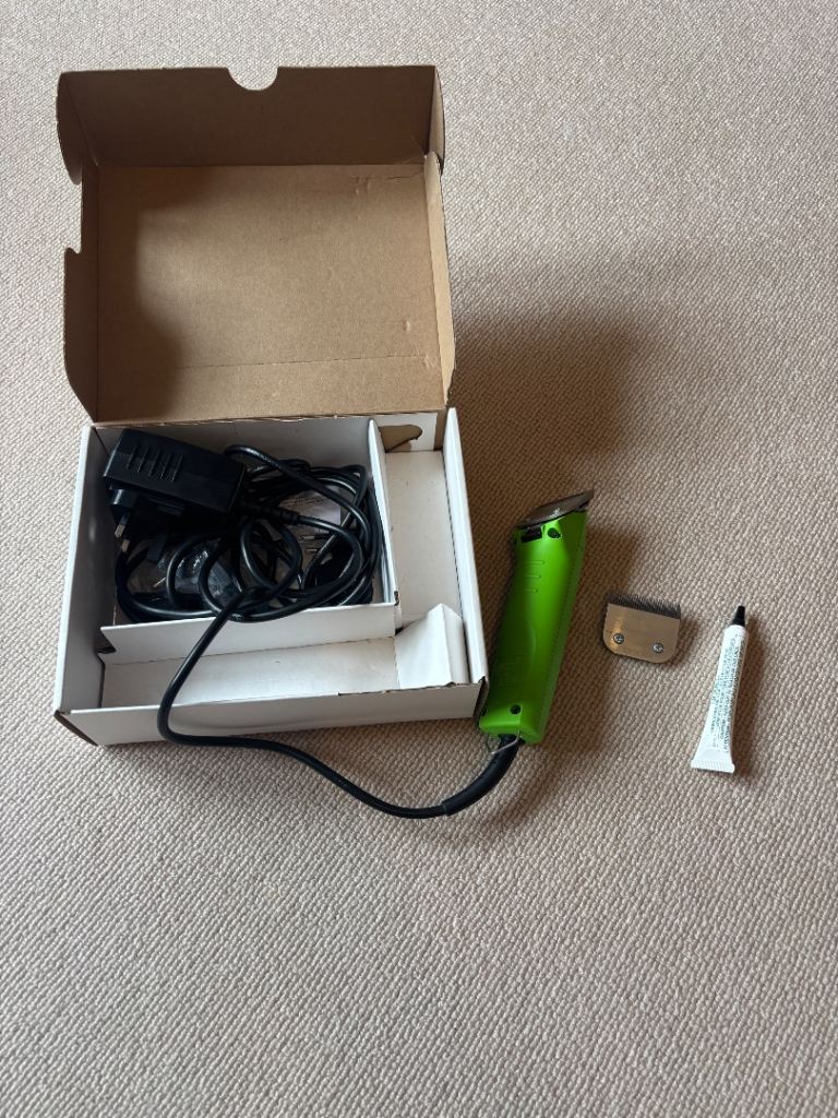 Andis Ultra Edge brushless dog clippers