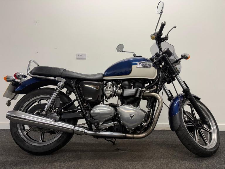 TRIUMPH BONNEVILLE 865 ** FULL SERVICE HISTORY - LOW MILES - WARRANTY **