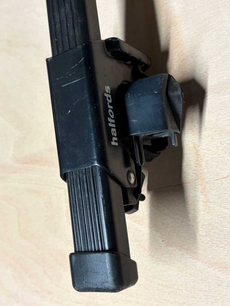 Halfords square roof bars (pair) and lockable mounting feet (pair).