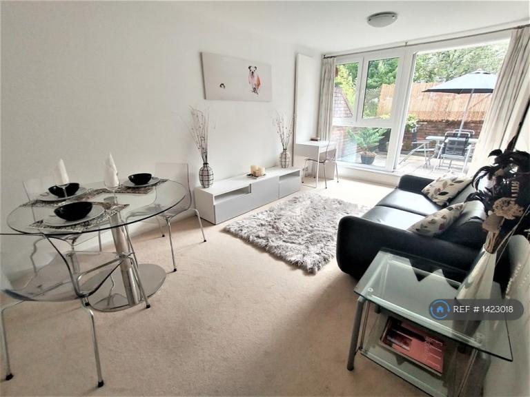 1 bedroom flat in Lockyer House, London, SW15 (1 bed) (#1423018)