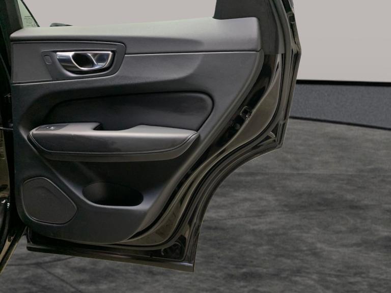 2022 Volvo XC60 2.0 B5P Plus Dark 5dr AWD Geartronic ESTATE PETROL Automatic