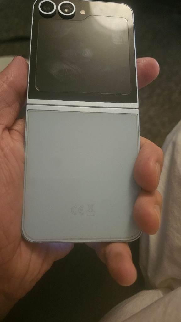 Samsung Galaxy Z Flip 256GB – Silver, As Good As New