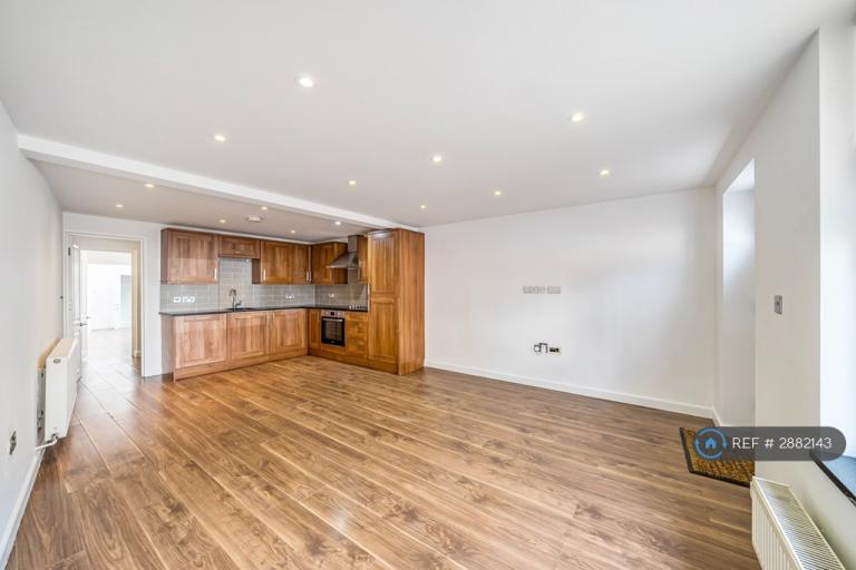 1 bedroom flat in Queens Road, Watford, WD17 (1 bed) (#2882143)
