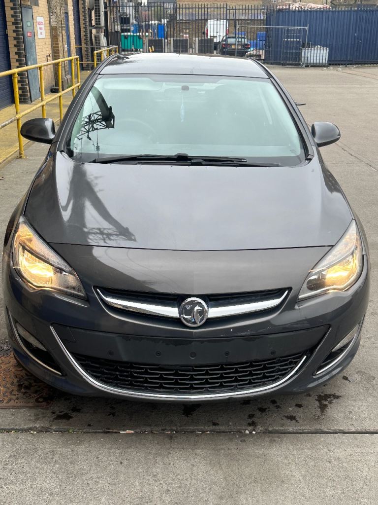 Vauxhall Astra 1.6 Petrol (2011) – Excellent Condition – Drives Perfect