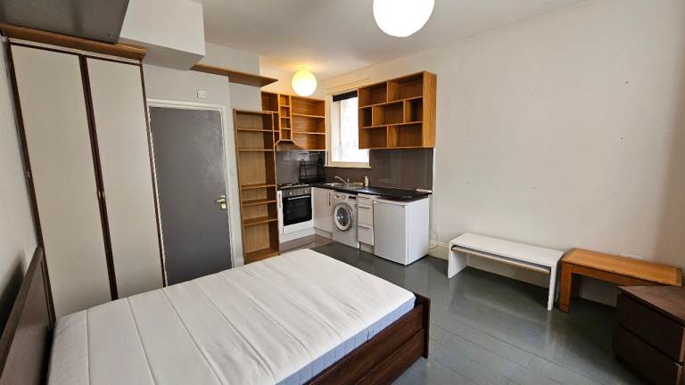 *INC GAS* Large ground floor studio flat to rent in West Hampstead