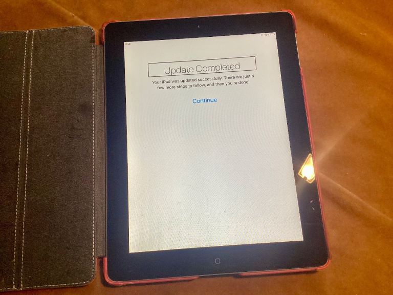 Apple iPad 2 16GB, spares or repair, with case and charging cable
