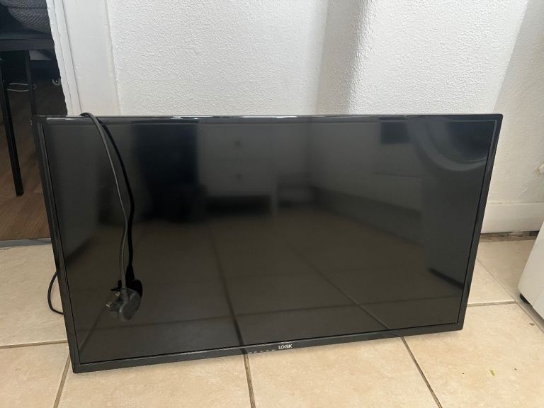 Smart Logik TV 32 with Remote Control – Good Condition