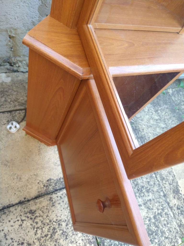 Corner display cabinet can deliver 