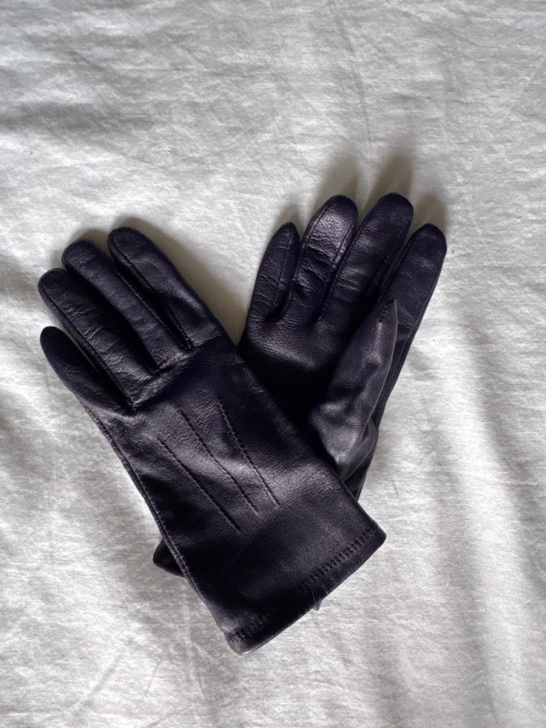 Ladies deep purple Italian leather gloves 