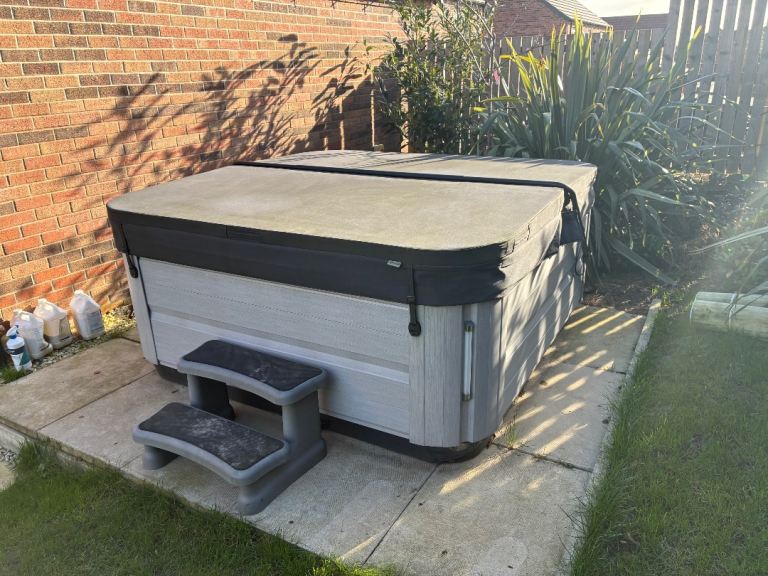 Jacuzzi J335 hot tub 