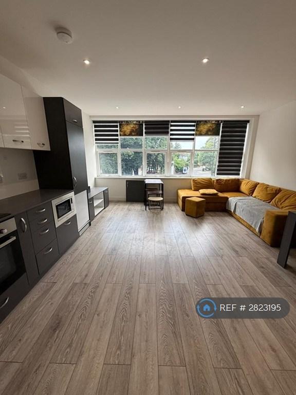 Studio flat in High Street, Edgware, HA8 (#2823195)