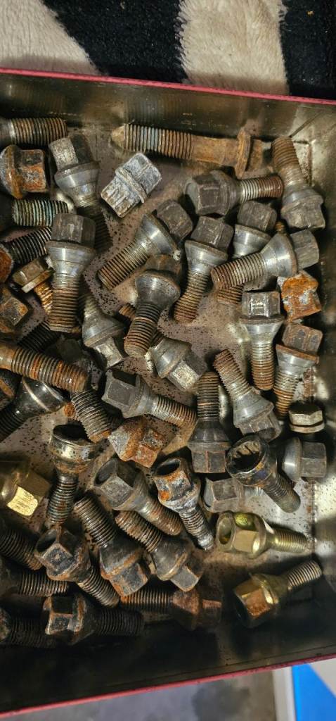 Bmw e46  2003 whell bolt nuts 