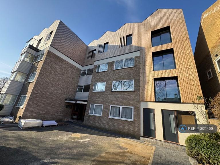 2 bedroom flat in Greenway Court, Ilford, IG1 (2 bed) (#2911469)