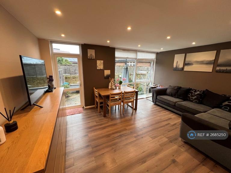 3 bedroom house in Peterstow Close, London, SW19 (3 bed) (#2685250)