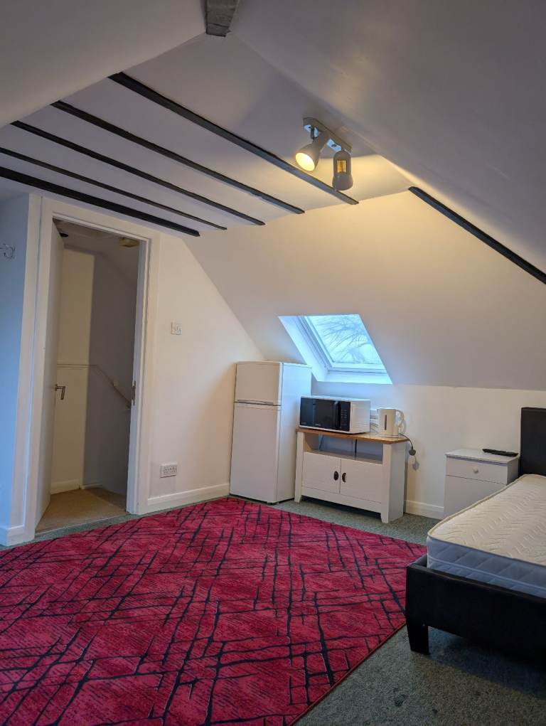 room to rent. shirley SO154HB