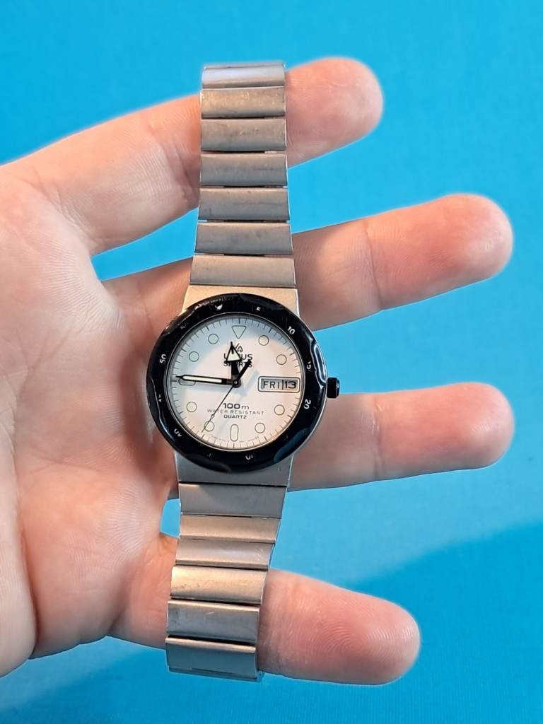 Vintage Lorus Mens Quartz 100M Sports Watch Water resistant. Works perfect.As seen.