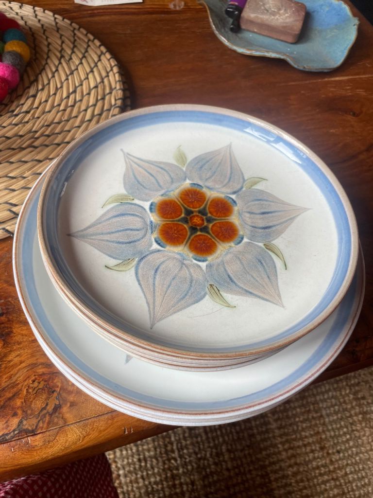 4 x dinner plates and 4 x side plates 