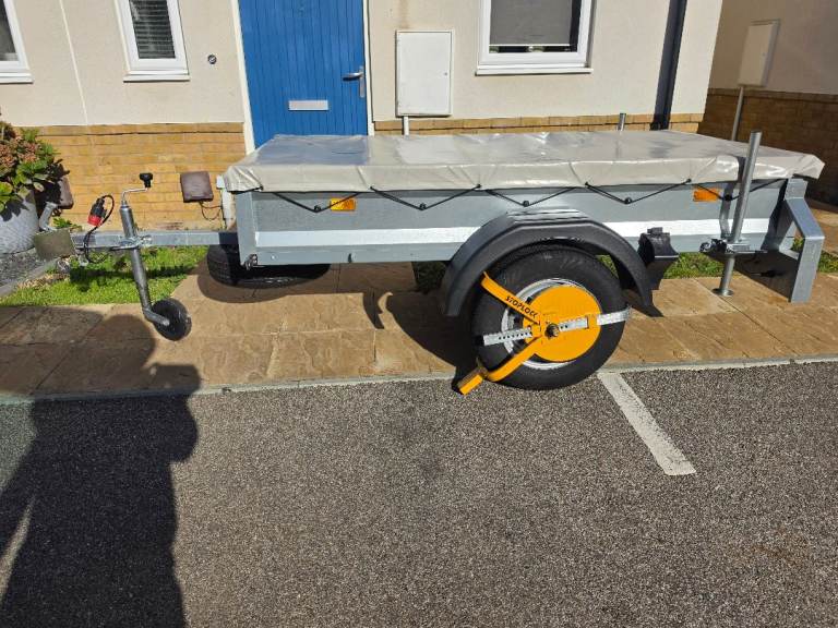 Trailer with cover 