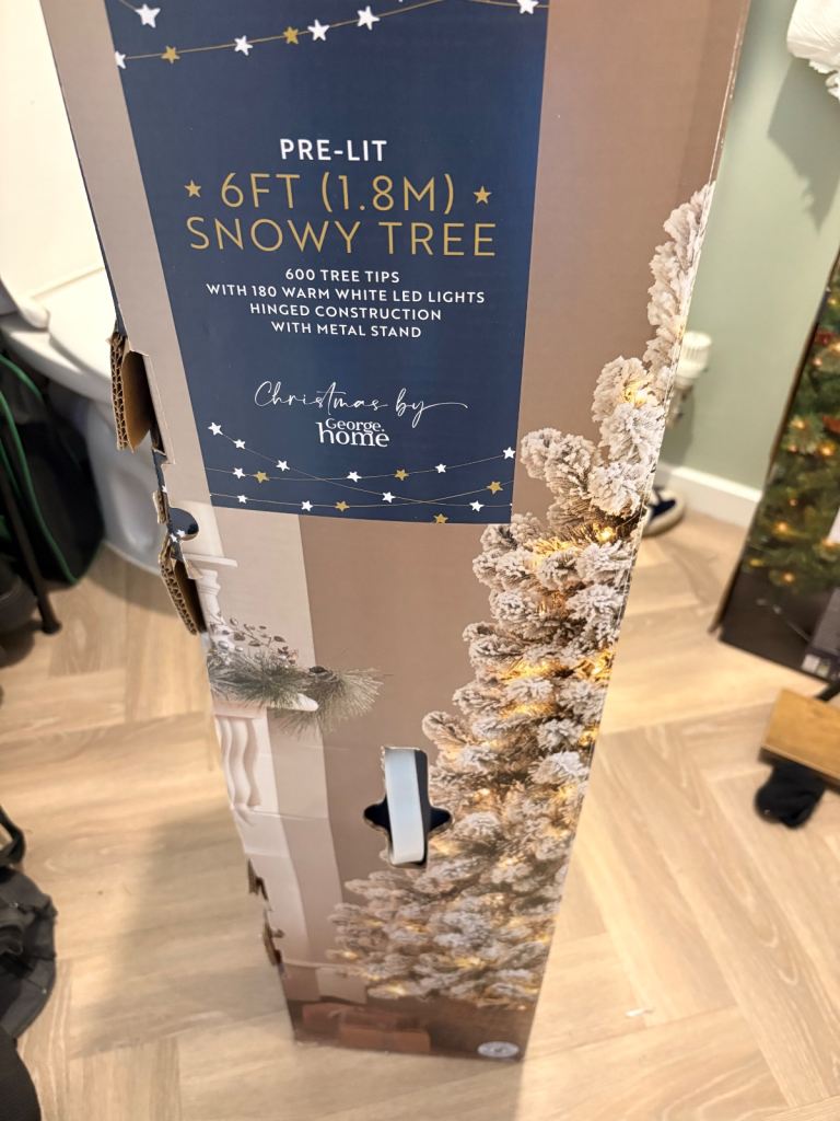 Pre lit 6ft Christmas tree 