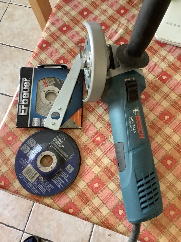Bosch GWS 7-115 Angle Grinder with Erbauer Discs