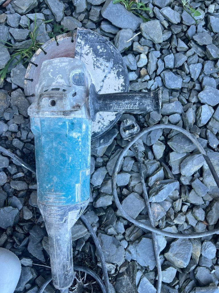 Makita 240v 9 inch grinder SPARES OR REPAIR 