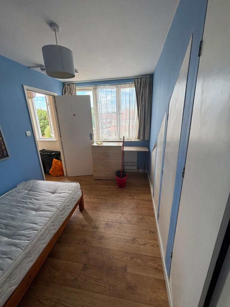 Single Room To Let Palmers Green (All Bills Included)