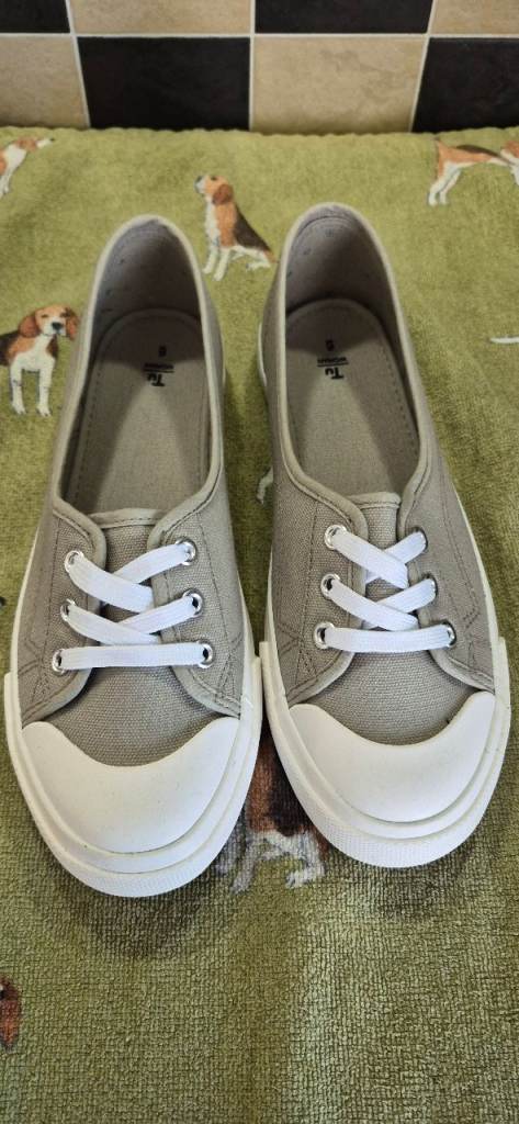 Ladies slip on pumps size 6 (39)