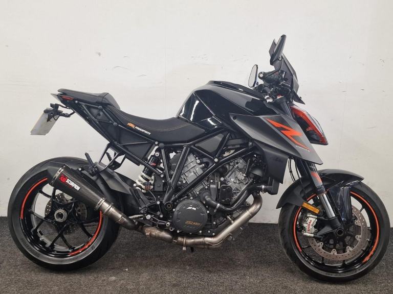 KTM 1290 SUPER DUKE R *** TRACK PACK - QUICK SHIFTER + LOW MILES ***