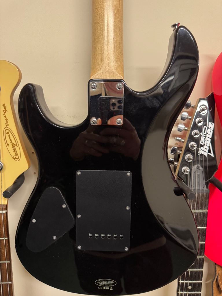 Yamaha Erg121c 4/4 Right Handed Electric Rock Guitar Strat Shape 