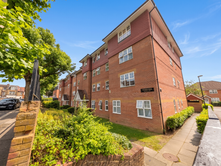 Spacious first floor 2 bedroom apartment located just off Whetstone High Road.