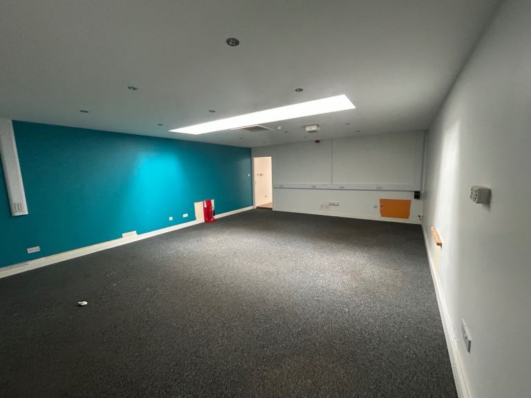 Large Office & Storage unit / 584 sq ft / Secure Parking / 770 pcm