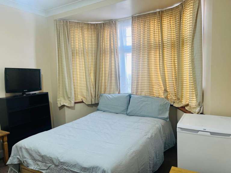 Spacious & Cosy Double Room For Rent AT NW9 0BB