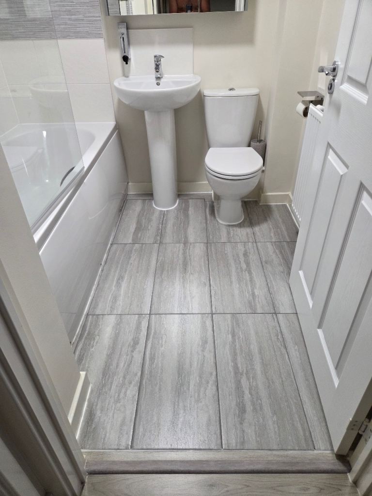 TWYFORD Bathroom suite, toilet with cistern and seat, TWYFORD ceramic wash hand basin and pedestal