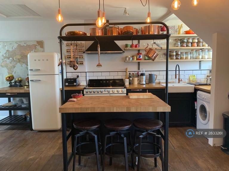 1 bedroom flat in Alumhurst Road, Bournemouth, BH4 (1 bed) (#2833261)