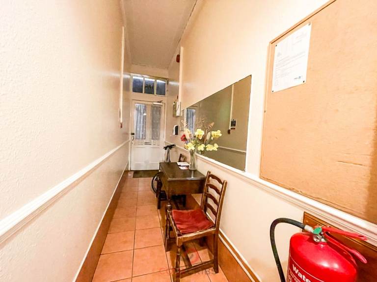  Studio flat in this period conversion property in Sussex Gardens, Paddington, London W2.-Ref: 1455