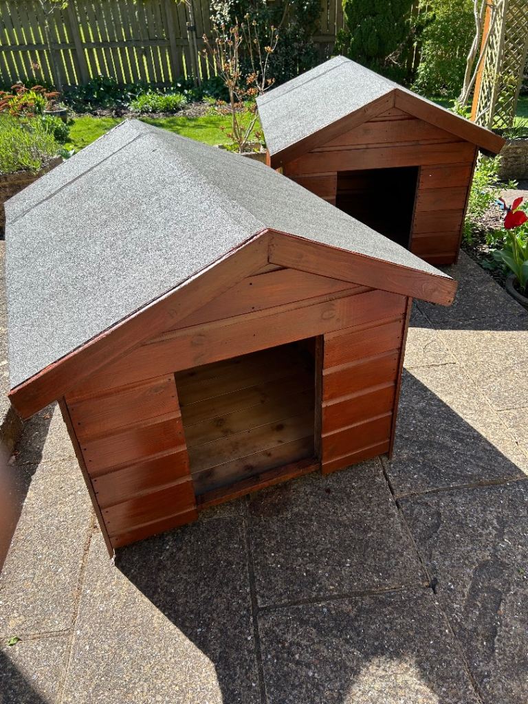 Traditional wooden dog kennel - large