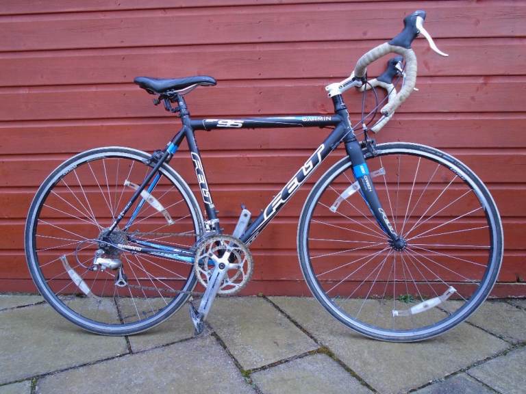 Felt F95 garmin road bike, 21.5 inch lightweight frame, 28 inch wheels, 16 gears, carbon forks