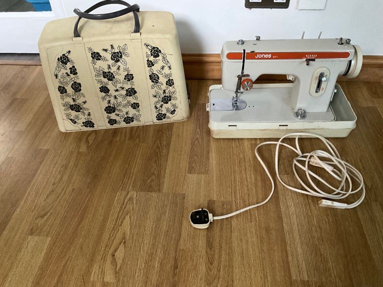 Jones 671 Sewing machine requires new pedal. Spares or repair.