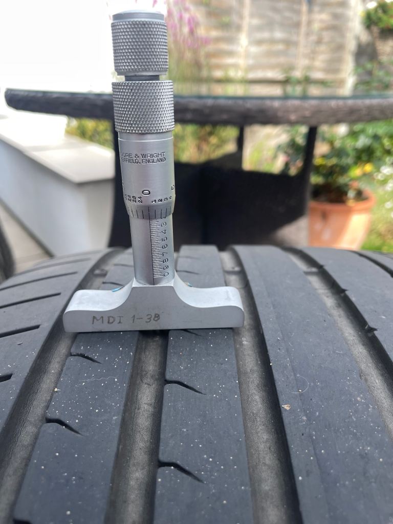 Dunlop Sport Max GT tyre. 275/35/20