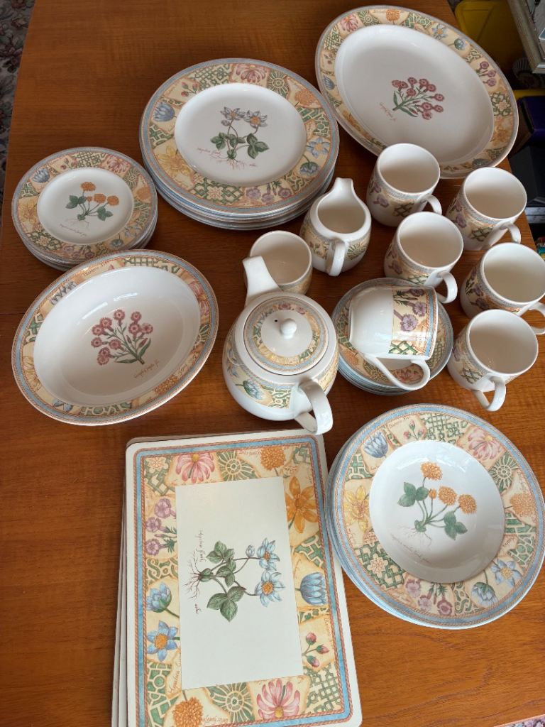 Wedgwood Home ‘Garden Maze’ dinnerware for 6 people