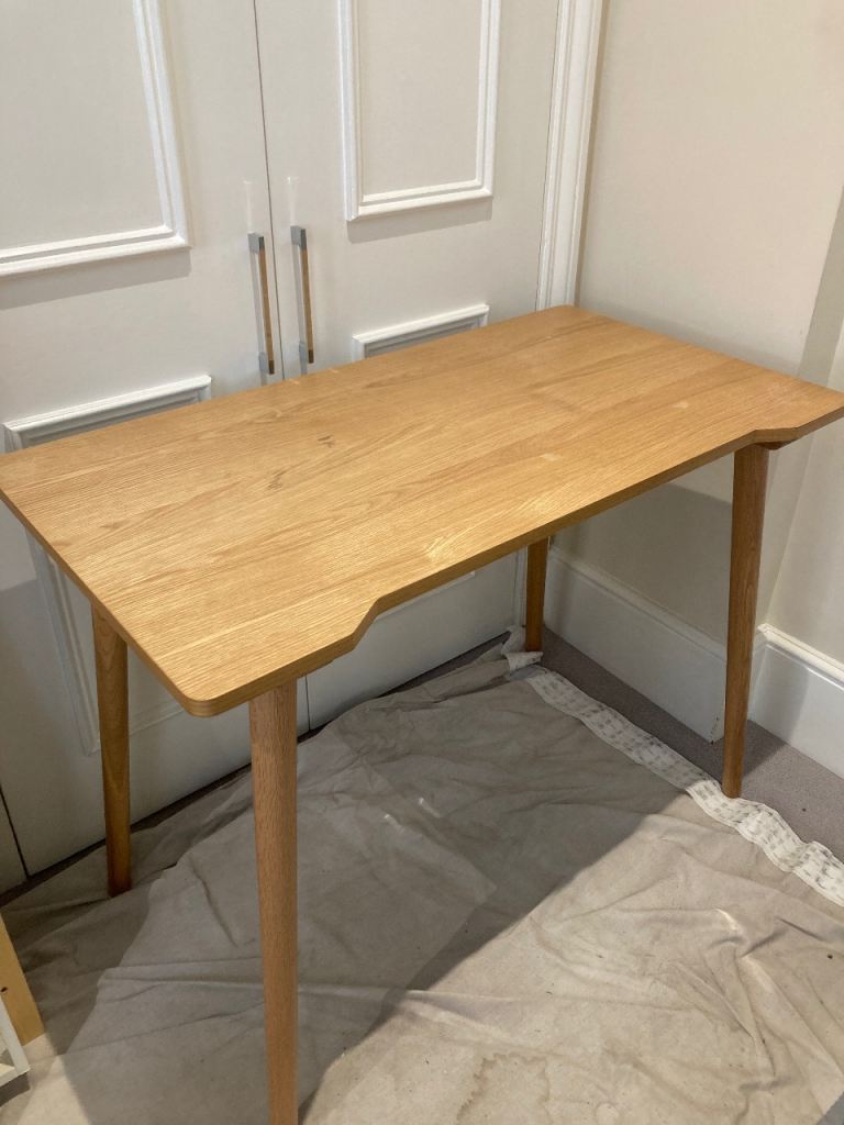 Elegant quality Wooden writing Desk with Tapered Legs – Good Condition