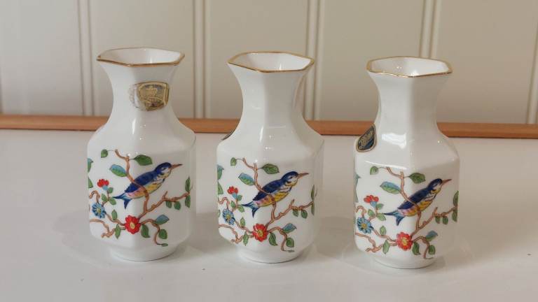 3 matching Aynsley Pembroke Fine English Bone China small bud vases / 9.5cms high (3 3/4 inches)