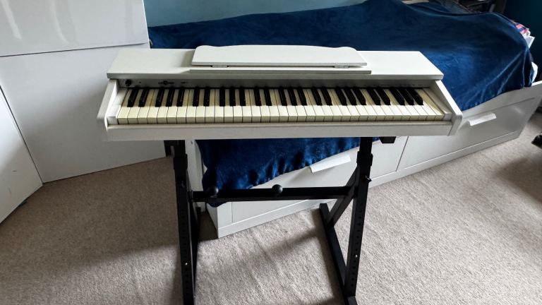 Gear4music JDP-1 Electric Keyboard with Stand – Good Condition