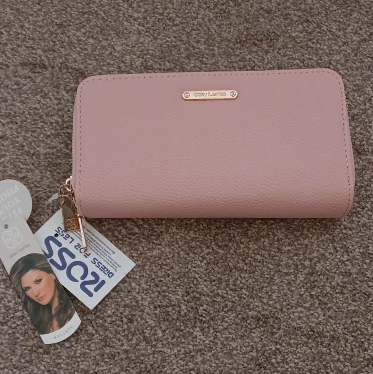 Daisy Fuentes Pink Wallet – Brand New with Tags