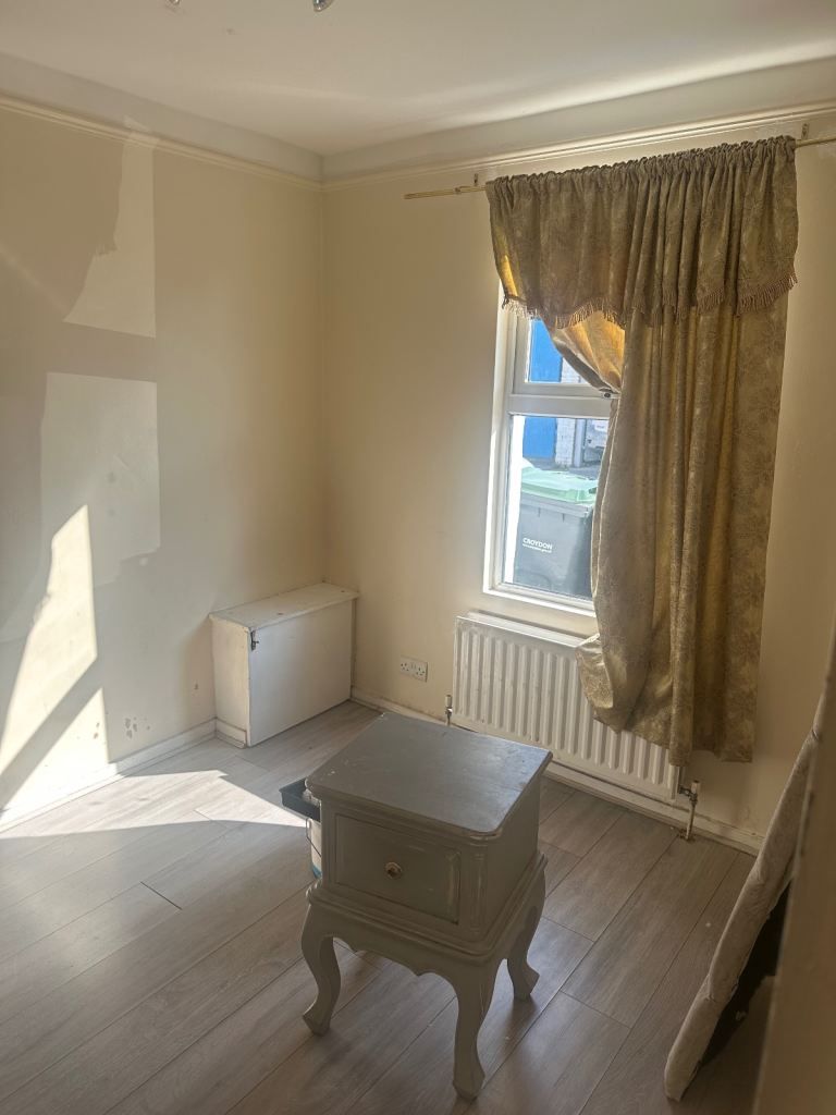 Room available for rent for single professional person 