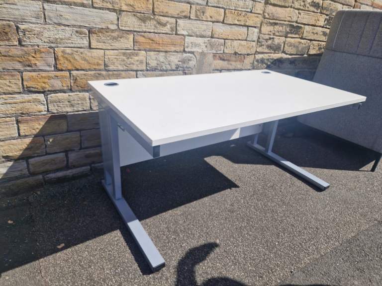 Manual Height adjustable office desk (140 x 80cm ) 4 available