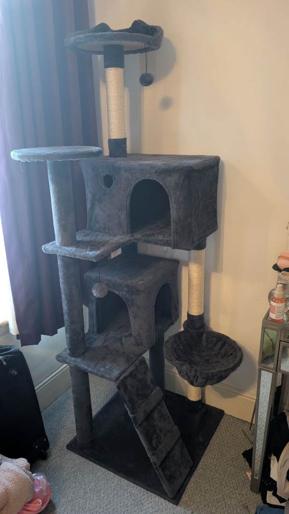 Cat tree and seperate cat bed