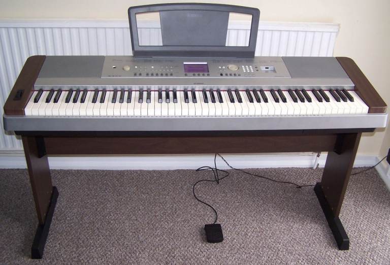 Yamaha DGX-640 rosewood portable grand piano 88 Keys, USB Midi sustain pedal