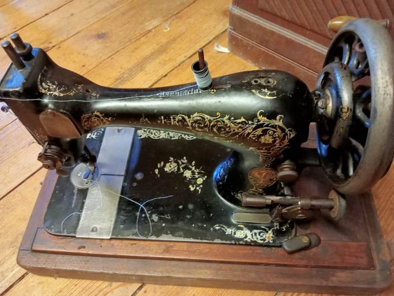 2 singer Vintage Black Sewing Machine with Gold Details